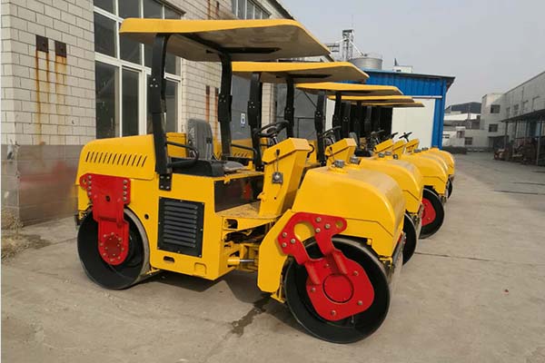 <a href='http://www.erzp.cn' target='_blank'>壓路機(jī)</a>