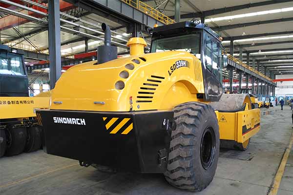 大型<a href='http://www.erzp.cn' target='_blank'>壓路機</a>